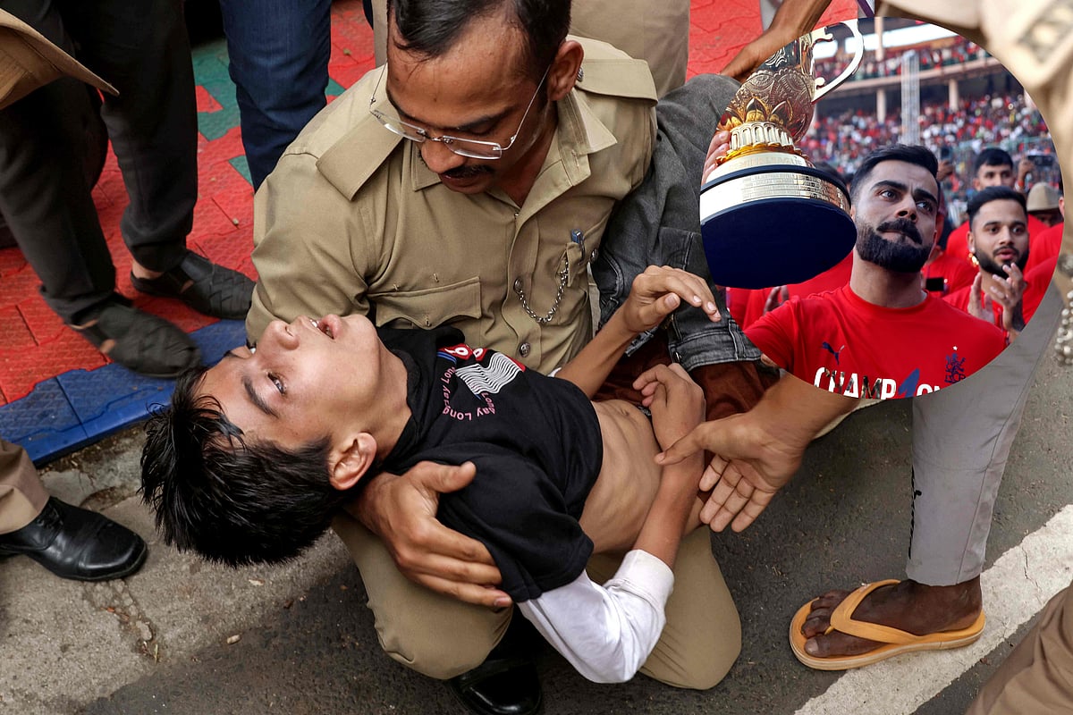 এম চিন্নাস্বামী স্টেডিয়ামের বাইরে আশঙ্কাজনক অবস্থায় এক ব্যক্তিকে উদ্ধার করে বেঙ্গালুরু পুলিশ। কোহলি তখন ভেতরে শিরোপা–উৎসবে ব্যস্ত