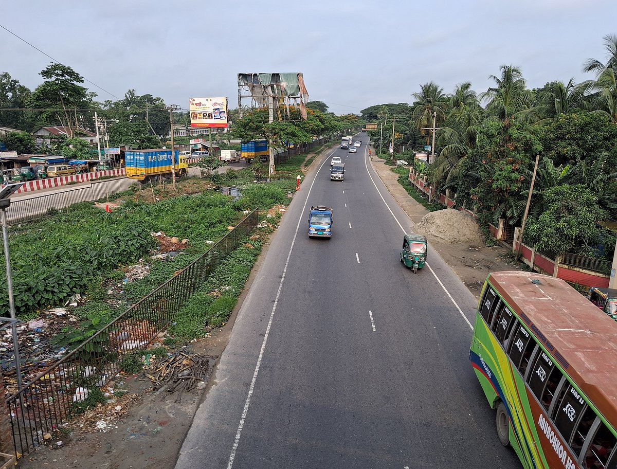 ঢাকা-চট্টগ্রাম মহাসড়কের কুমিল্লার দাউদকান্দিতে যানজট নেই। নির্বিঘ্নে চলাচল করছে যানবাহন। আজ সকালে উপজেলার গৌরীপুরে