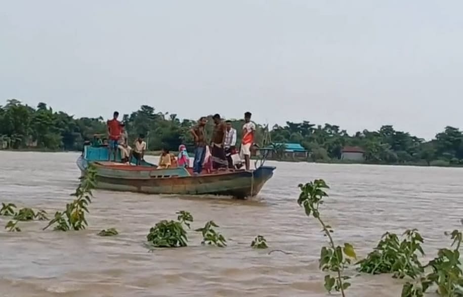 সুনামগঞ্জে আবারও ভারী বৃষ্টি, উজানের ঢলে নদী ও হাওরে পানি বেড়েছে। সদর উপজেলার চলতি নদীর সোনাপুর এলাকা থেকে বৃহস্পতিবার সকালে তোলা