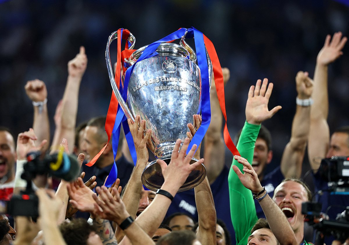 উয়েফা চ্যাম্পিয়নস ট্রফি নিয়ে পিএসজির খেলোয়াড়দের উল্লাস