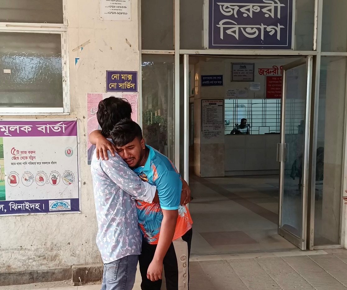 নিহত ব্যক্তিদের স্বজনদের আহাজারি। আজ বৃহস্পতিবার বিকেলে ঝিনাইদহ সদর হাসপাতালে