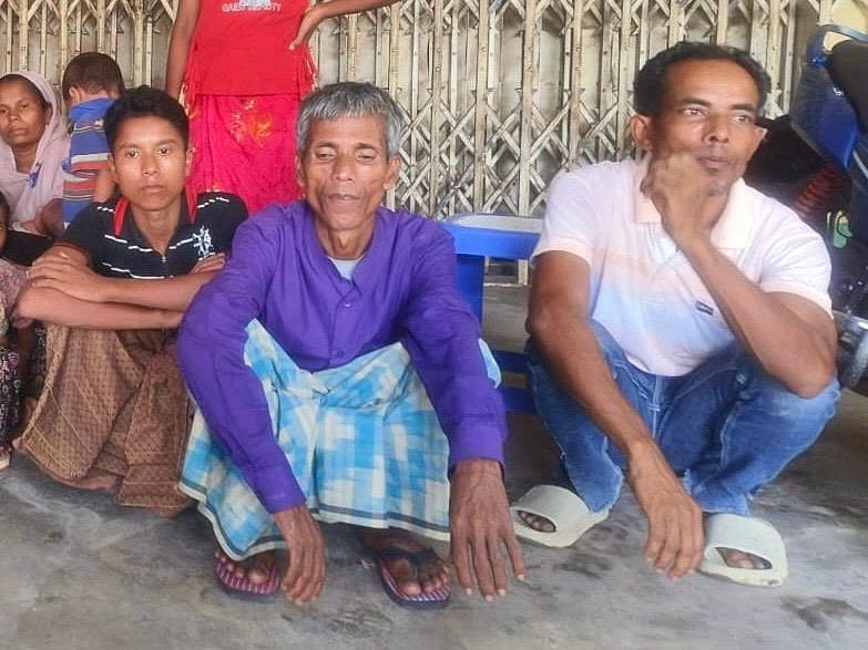 কক্সবাজারের টেকনাফ সীমান্ত দিয়ে অনুপ্রবেশ করা রোহিঙ্গাদের কয়েকজন। আজ বিকেলে টেকনাফ বাস স্টেশন এলাকায়