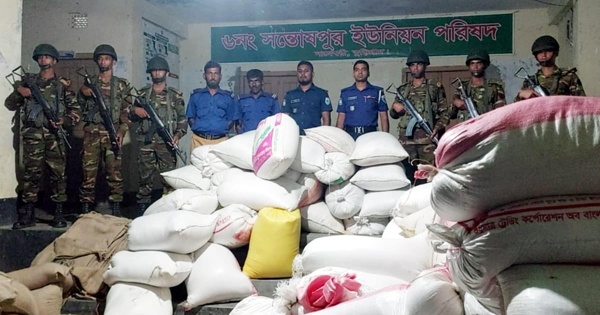 কুড়িগ্রামের নাগেশ্বরী উপজেলার জব্দ করা সরকারি ভিজিএফ প্রকল্পের চাল। গতকাল সন্ধ্যায় সন্তোষপুর ইউনিয়নে