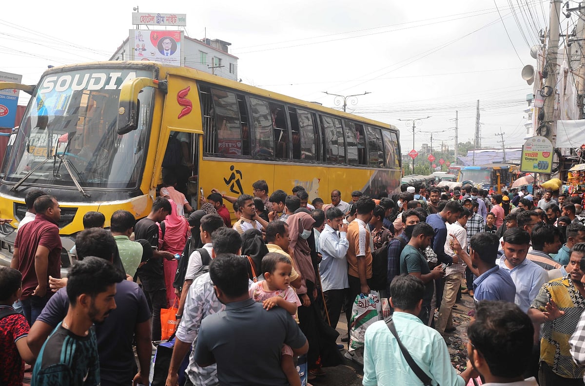 সকাল থেকে চট্টগ্রামের বাস টার্মিনালগুলোয় ঘরমুখী মানুষের উপচে পড়া ভিড়। আজ সকাল সাড়ে ৯টায় চট্টগ্রাম নগরের অলংকার মোড়ে