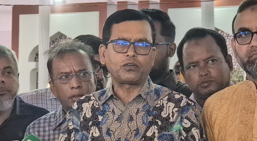 ব্রিফিংয়ে কথা বলছেন ঢাকা দক্ষিণ সিটি করপোরেশনের (ডিএসসিসি) প্রশাসক শাহজাহান মিয়া। আজ বৃহস্পতিবার সকালে, রাজধানীর জাতীয় ঈদগাহ ময়দানে।