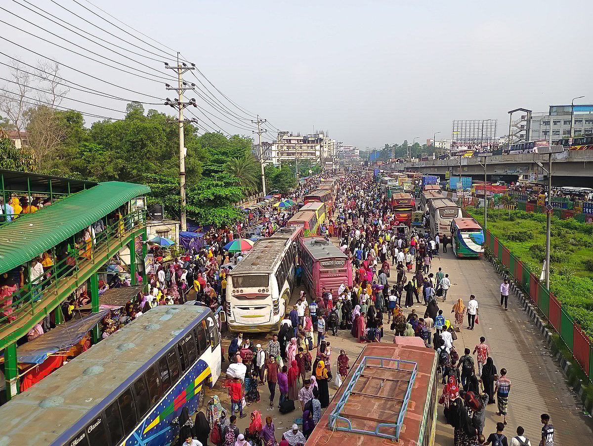 ঢাকা-টাঙ্গাইল মহাসড়কের গাজীপুরের কালিয়াকৈর উপজেলার চন্দ্রা এলাকায় সকাল থেকেই যাত্রীদের ভিড় দেখা গেছে। মহাসড়কের বিভিন্ন জায়গায় দাঁড়িয়ে যাত্রী তোলায় যানজটের সৃষ্টি হচ্ছে বলে দাবি সংশ্লিষ্ট ব্যক্তিদের। আজ সকাল পৌনে ৯টার দিকে
