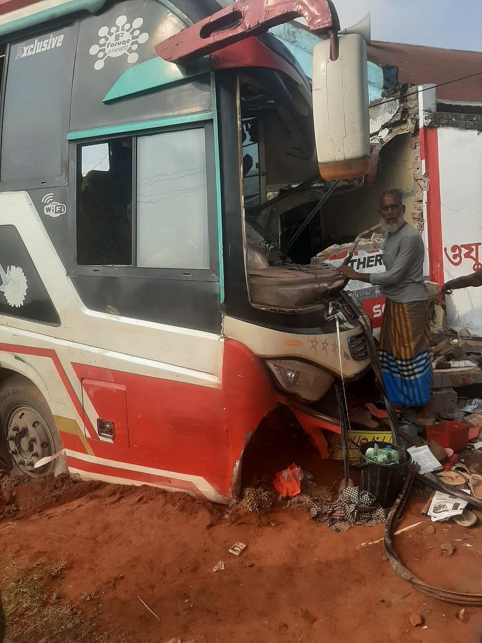 ময়মনসিংহের তারাকান্দায় নিয়ন্ত্রণ হারিয়ে সড়কের পাশে মসজিদে ঢুকে যায় একটি যাত্রীবাহী বাস। এ ঘটনায় বাসটির সামনের অংশ দুমড়েমুচড়ে ঘটনাস্থলেই নিহত হন বাবা-ছেলে। আজ সকালে ময়মনসিংহ-হালুয়াঘাট সড়কের তালদীঘি এলাকায়