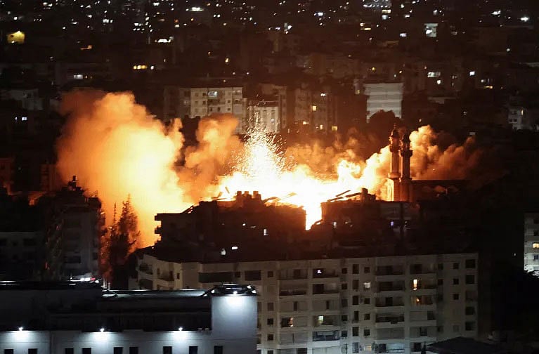 গতকাল লেবাননের বৈরুতে ইসরায়েলি বিমান হামলার পর ক্ষতিগ্রস্ত এলাকায় ধোঁয়া উড়তে দেখা যাচ্ছে