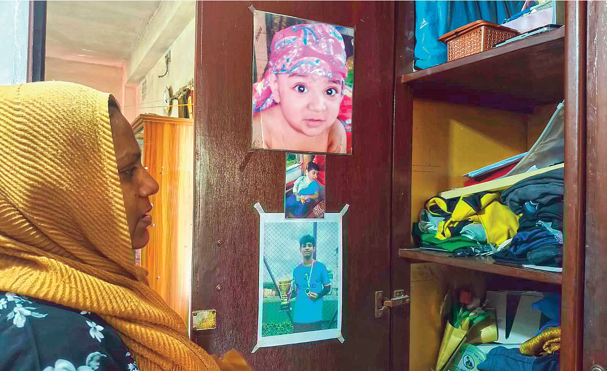আলমারির পাল্লায় আহনাফের বিভিন্ন বয়সের ছবি। তাকে ভাঁজ করে রাখা কাপড়। মা জারতাজ পারভীন এসবের মধ্যে খুঁজে বেড়ান ছেলের স্মৃতি। বুধবার তোলা