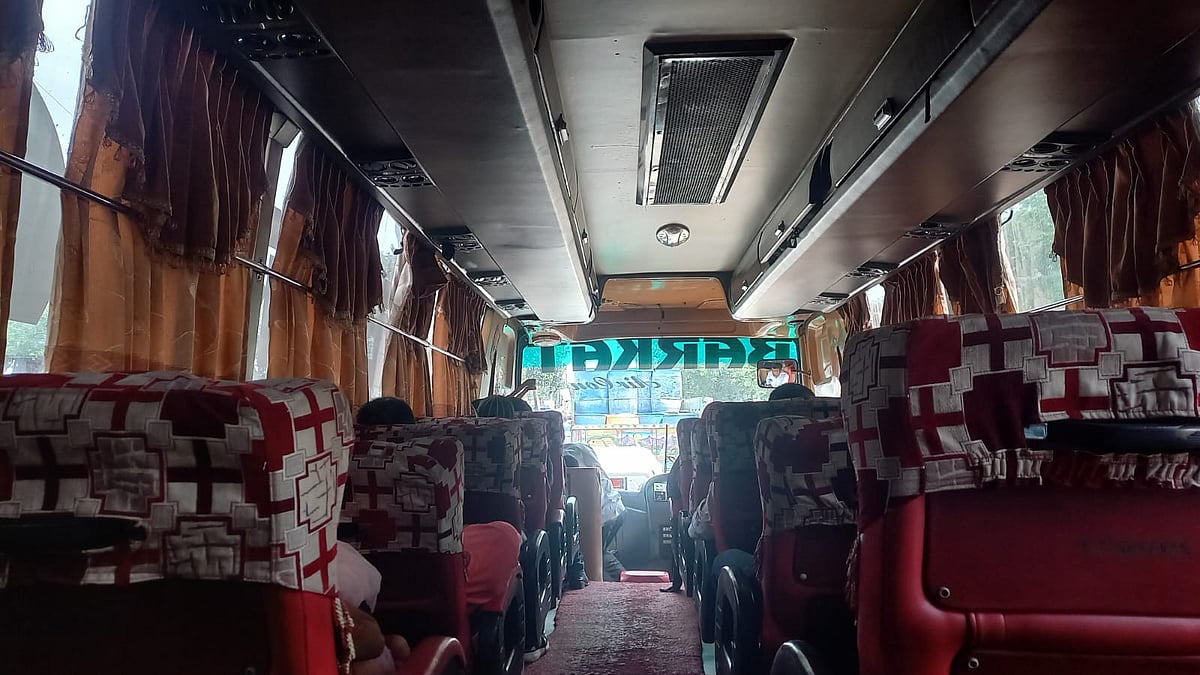 ১৫ ঘণ্টার অপেক্ষার পর বাসে উঠেছেন এই যাত্রীরা