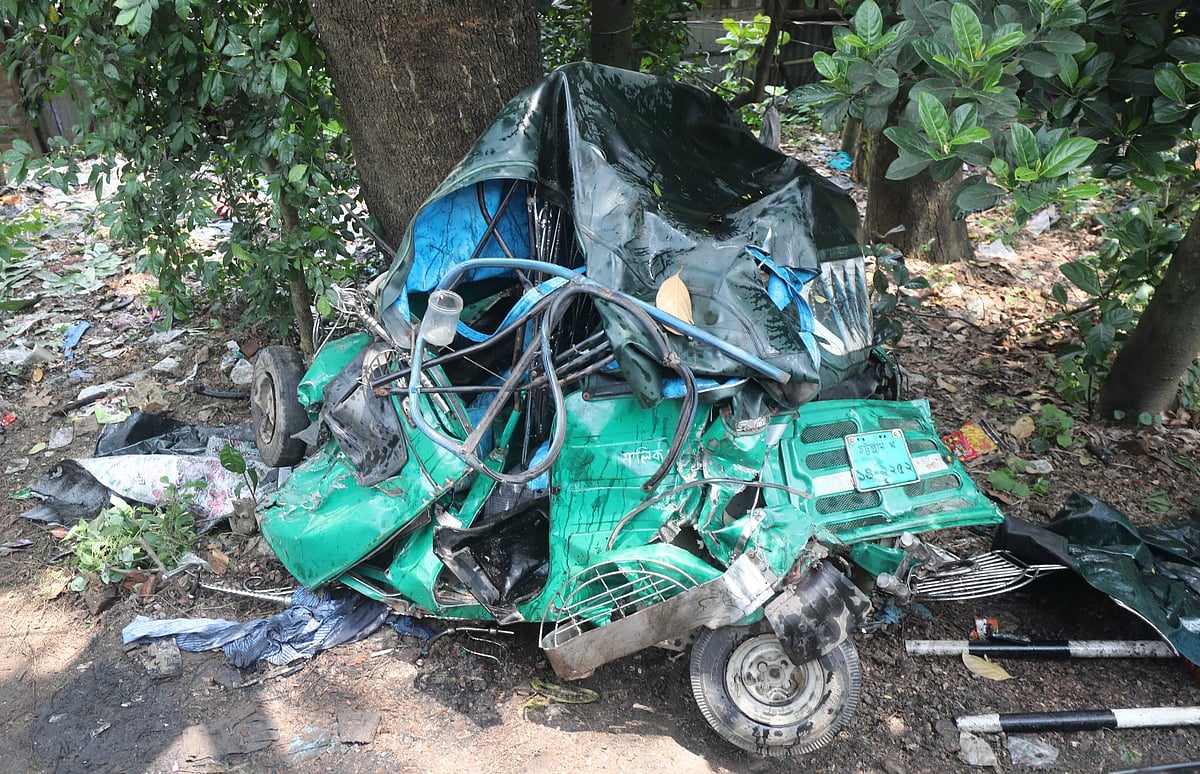 কালুরঘাট সেতুর পূর্ব প্রান্তে এখনো পড়ে আছে দুর্ঘটনায় দুমড়েমুচড়ে যাওয়া সিএনজিচালিত অটোরিকশা। আজ সকাল সাড়ে ১০টায়