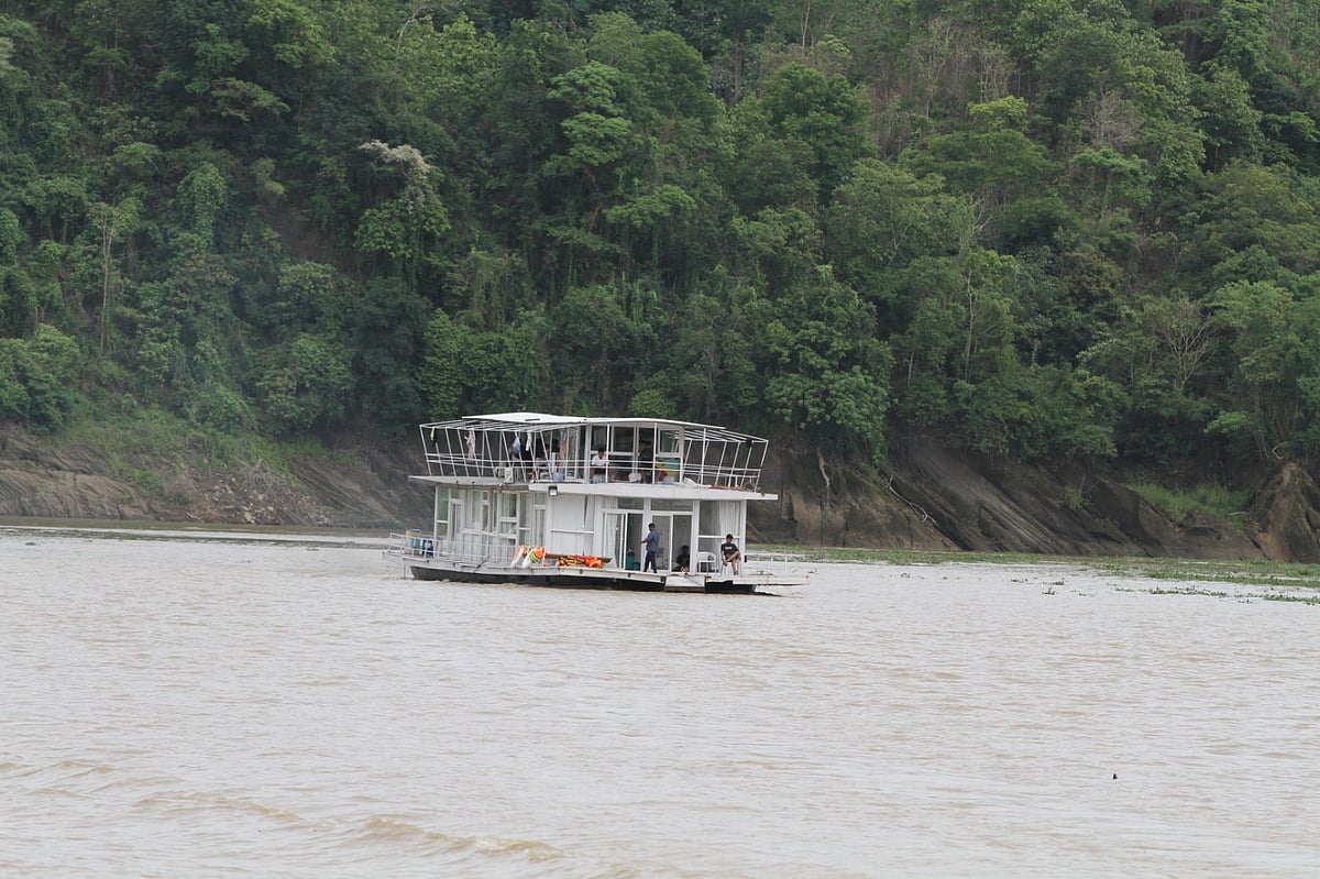 কাপ্তাই হ্রদের জলরাশি আর দুই পাশের পাহাড়। এমন নয়নাভিরাম দৃশ্য উপভোগ করা যায় হাউসবোটে চড়ে