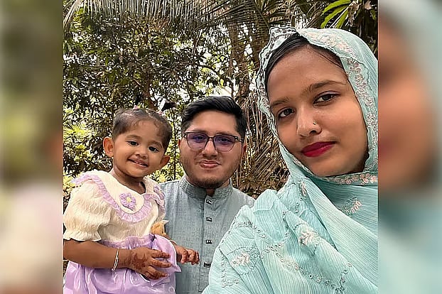 সাজ্জাদুন নূরের কোলে তাঁর শিশুসন্তান আয়েশা এবং পাশে স্ত্রী জুবাইয়া ইসরা। গত বৃহস্পতিবার চট্টগ্রামের কালুরঘাটে ট্রেন দুর্ঘটনায় প্রাণ হারায় আয়েশা