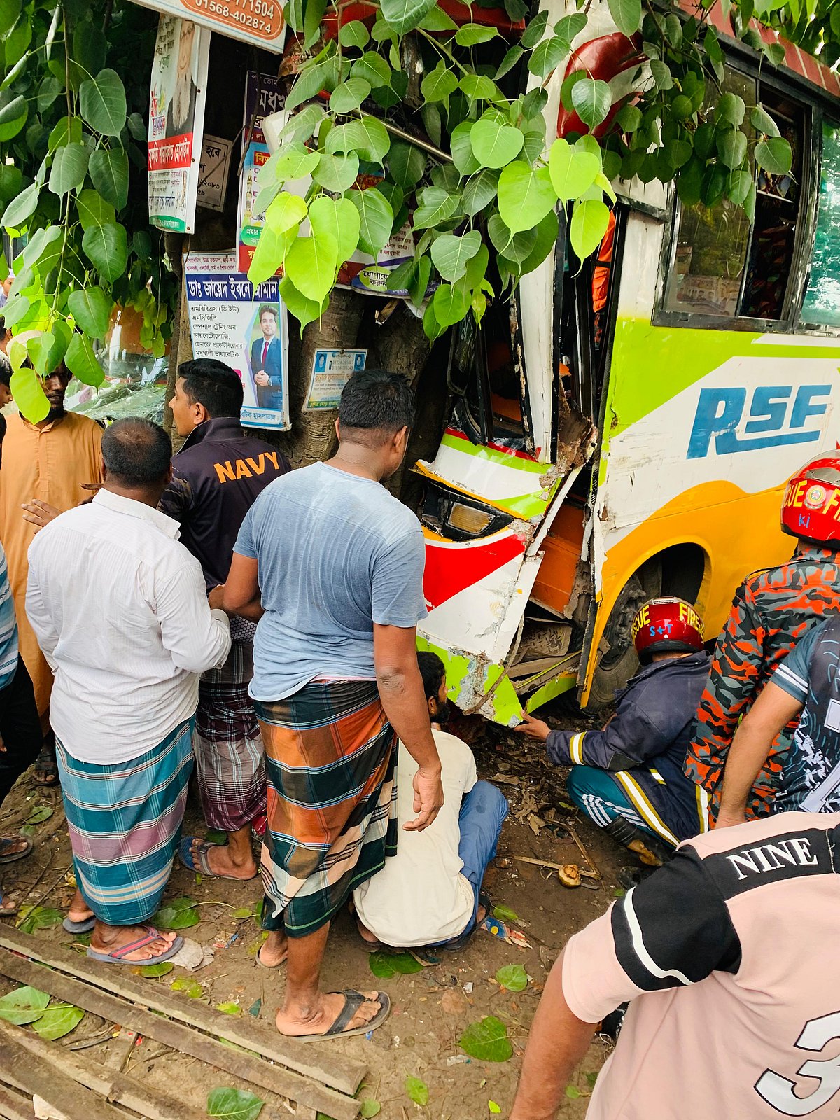 ফরিদপুরের মধুখালী উপজেলার মেছরদিয়া মোড়ে দুর্ঘটনাকবলিত বাস সরাতে উদ্ধার অভিযান চালায় ফায়ার সার্ভিস