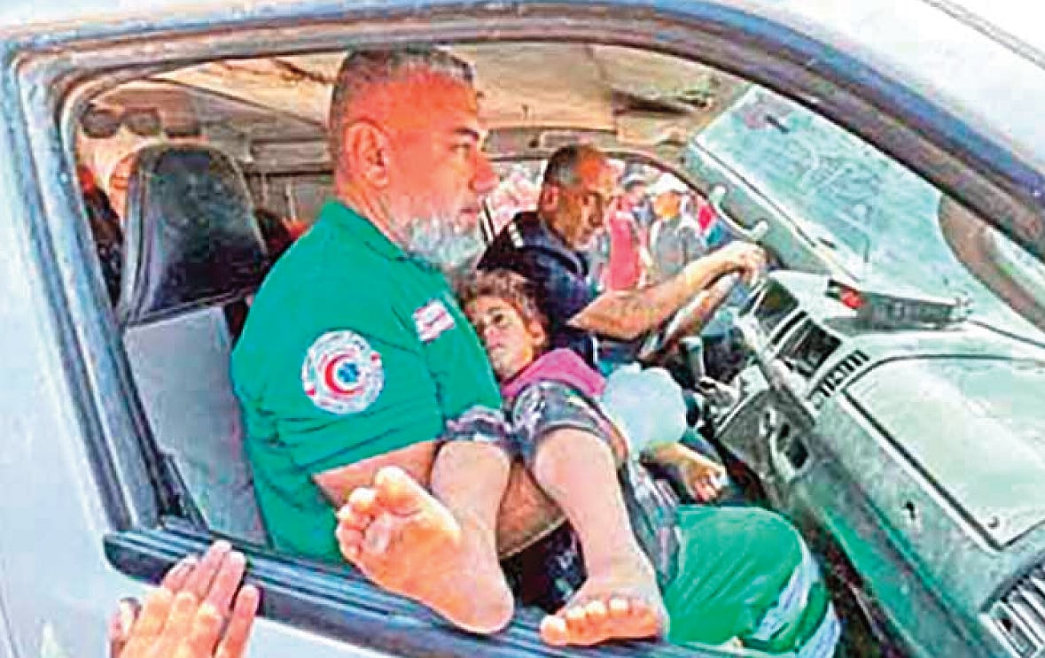 ইসরায়েলের বিমান হামলায় আহত শিশুকে নিয়ে হাসপাতালের উদ্দেশে ছুটছেন প্যারামেডিক উদ্ধারকর্মীরা। গতকাল গাজা নগরীতে