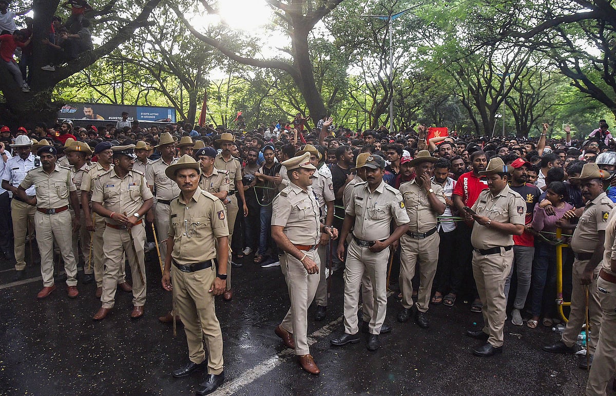 উৎসুক জনতাকে সামলাতে হিমশিম খায় নিরাপত্তাকর্মীরা