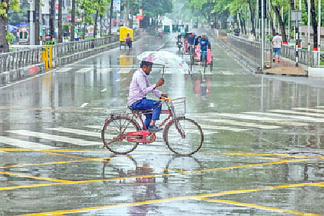 জৈ্যষ্ঠের বৃষ্টিতে নগরজীবন। গতকাল রাজধানীর সার্ক ফোয়ারার মোড়ে