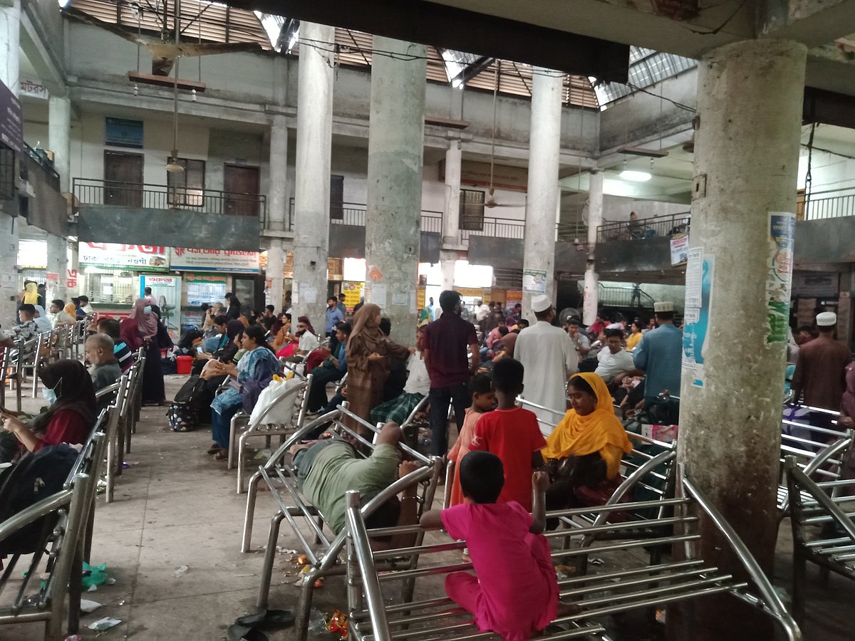 দূরপাল্লার বাসের জন্য দীর্ঘ অপেক্ষায় ভোগান্তিতে পড়েন ঈদে ঘরমুখী মানুষ। শুক্রবার বেলা তিনটায় মহাখালী বাস টার্মিনালে