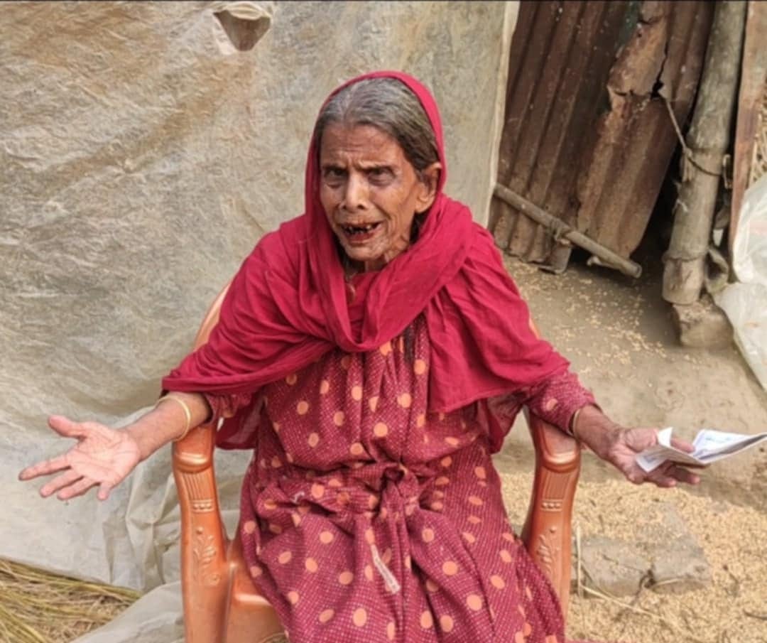 বিধবা ভাতার টাকা খোয়া যাওয়ার পর বৃদ্ধা আমেনা বেগম কান্নায় ভেঙে পড়েন