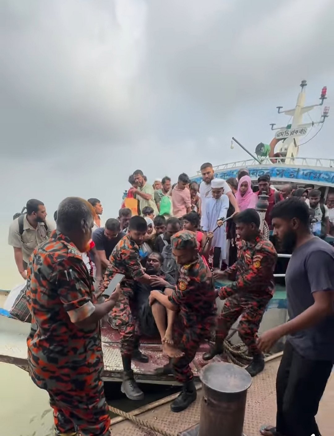 নদীতে পড়ে যাওয়া যাত্রীদের উদ্ধার করেন ফায়ার সার্ভিসের সদস্যরা। আজ শুক্রবার সকালে দৌলতদিয়া ঘাটের কাছে