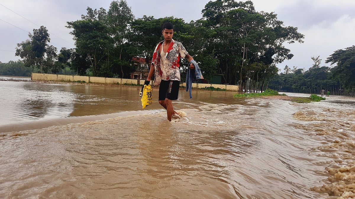 কুশিয়ারা নদী ডাইক ভেঙে সিলেটের জকিগঞ্জ উপজেলার বিভিন্ন গ্রাম প্লাবিত। সড়কের ওপর দিয়ে বইছে পানির স্রোত। গতকাল বৃহস্পতিবার তোলা