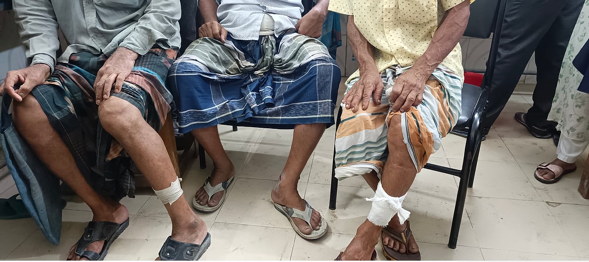 রাজশাহীর বাগমারায় শিয়ালের কামড়ে আহত ব্যক্তিদের উপজেলা স্বাস্থ্য কমপ্লেক্সে চিকিৎসা দেওয়া হয়। আজ সকালে তোলা