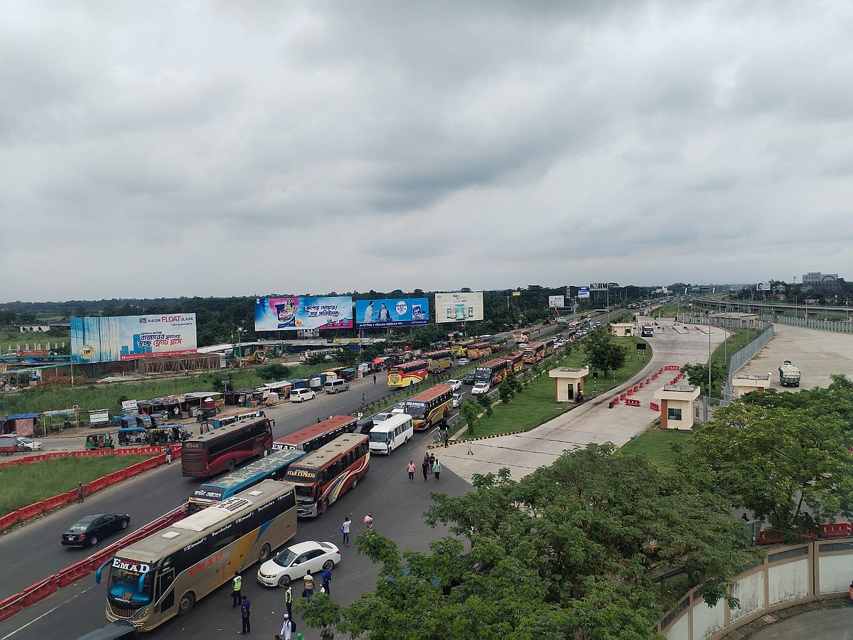 মুন্সিগঞ্জের লৌহজং উপজেলায় পদ্মা সেতু এলাকায় গতকাল বৃহস্পতিবার  ঘরমুখো মানুষ ও যানবাহনের চাপ
