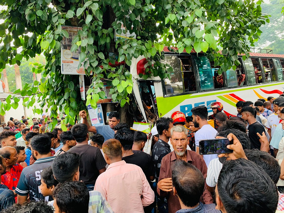 ফরিদপুরের মধুখালী উপজেলার মেছরদিয়া মোড়ে দুর্ঘটনাকবলিত বাস