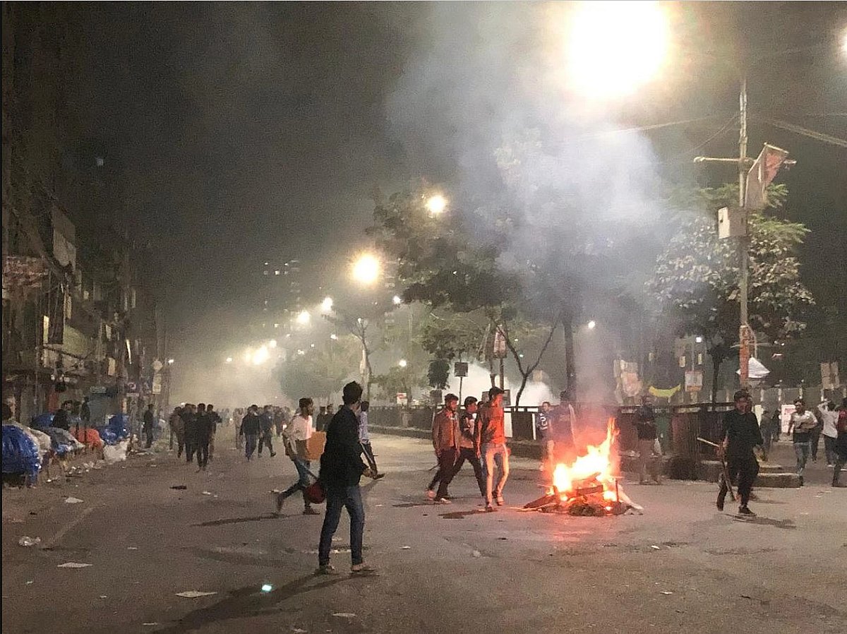 আবাসিক হলগুলোয় নিজেদের আধিপত্য প্রতিষ্ঠার মধ্য দিয়ে ছাত্রসংগঠনগুলো শিক্ষার্থীদের নিয়ন্ত্রণ করার চেষ্টা করে