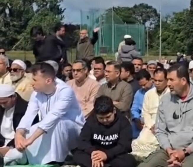 বিএনপির ভারপ্রাপ্ত চেয়ারম্যান তারেক রহমান উত্তর লন্ডনের কিংসমিডো স্টেডিয়ামে ঈদুল আজহার নামাজ আদায় করেছেন।