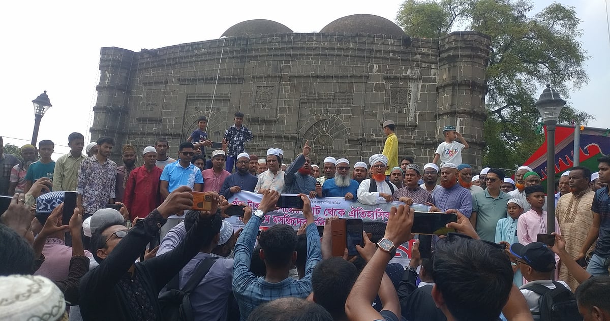 পাঁচ টাকার নোটে কুসুম্বা মসজিদের ছবি পুনঃস্থাপনের দাবিতে নওগাঁর মান্দায় মানববন্ধন। আজ শুক্রবার জুমার নামাজের পর কুসুম্বা মসজিদ প্রাঙ্গণে