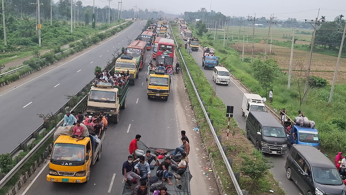 অতিরিক্ত যানবাহনের চাপে ঢাকা-টাঙ্গাইল-যমুনা সেতু মহাসড়কে দীর্ঘ যানজট। আজ সকাল ৯টায় টাঙ্গাইল সদর উপজেলার বিক্রমহাটি এলাকায়