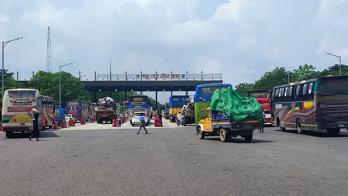 মুন্সিগঞ্জের লৌহজং উপজেলার মাওয়ায় পদ্মা সেতুর টোলপ্লাজার সামনে আজ শুক্রবার সকাল ১০টার চিত্র