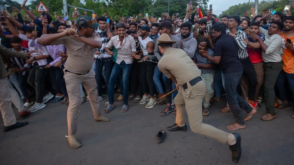 দর্শক সামলাতে হিমশিম খায় নিরাপত্তাকর্মীরা