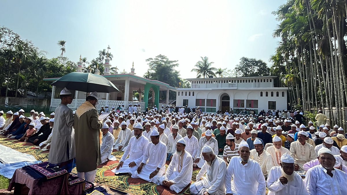 চট্টগ্রামের আনোয়ারায় ঈদুল আজহা উদ্‌যাপন করেছেন মির্জাখীল দরবার শরিফের অনুসারীরা। আজ শুক্রবার সকালে উপজেলার বারখাইন ইউনিয়নের তৈলারদ্বীপ গ্রামে