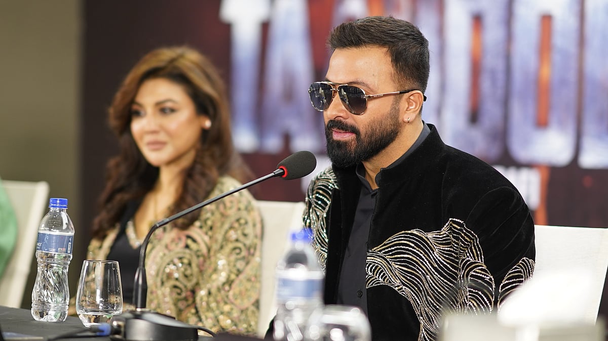 সংবাদ সম্মেলনে জয়া আহসান ও শাকিব খান। চরকির সৌজন্যে