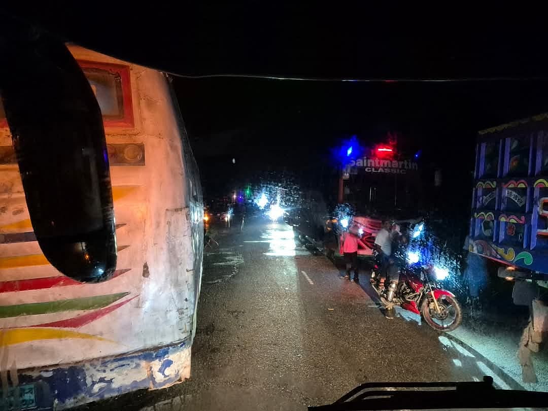 বাঁ পাশের বাসটি নষ্ট হয়ে পড়ে ছিল। ঢাকা-বরিশাল মহাসড়কের গৌরনদী উপজেলায়। গতকাল বৃহস্পতিবার রাতে