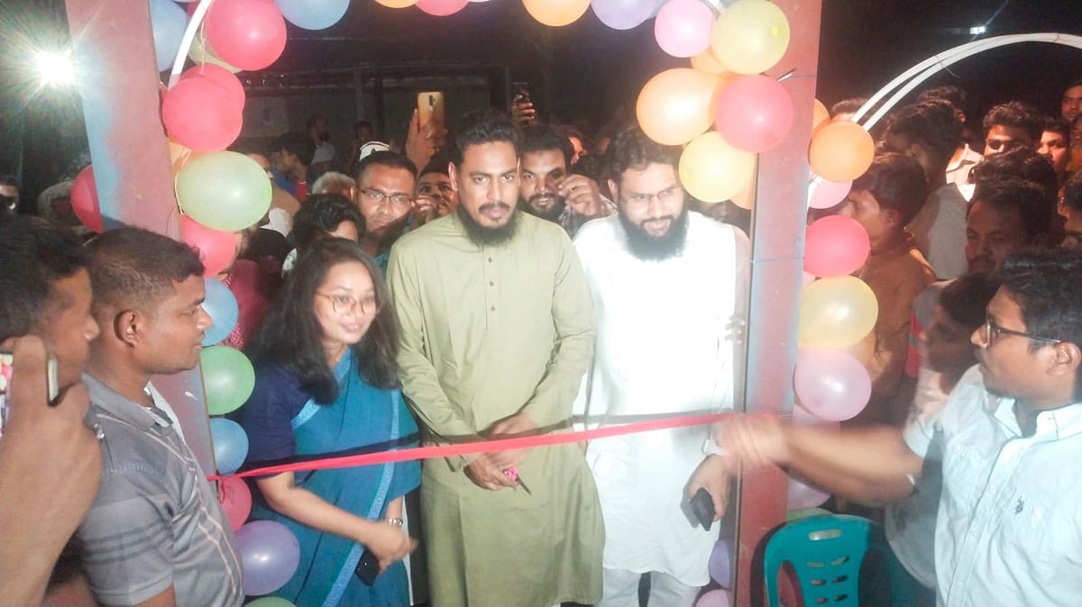 রংপুরের কাউনিয়া উপজেলার থানা সড়কে জাতীয় নাগরিক কমিটির কার্যালয় উদ্বোধন করছেন দলটির সদস্যসচিব আখতার হোসেন