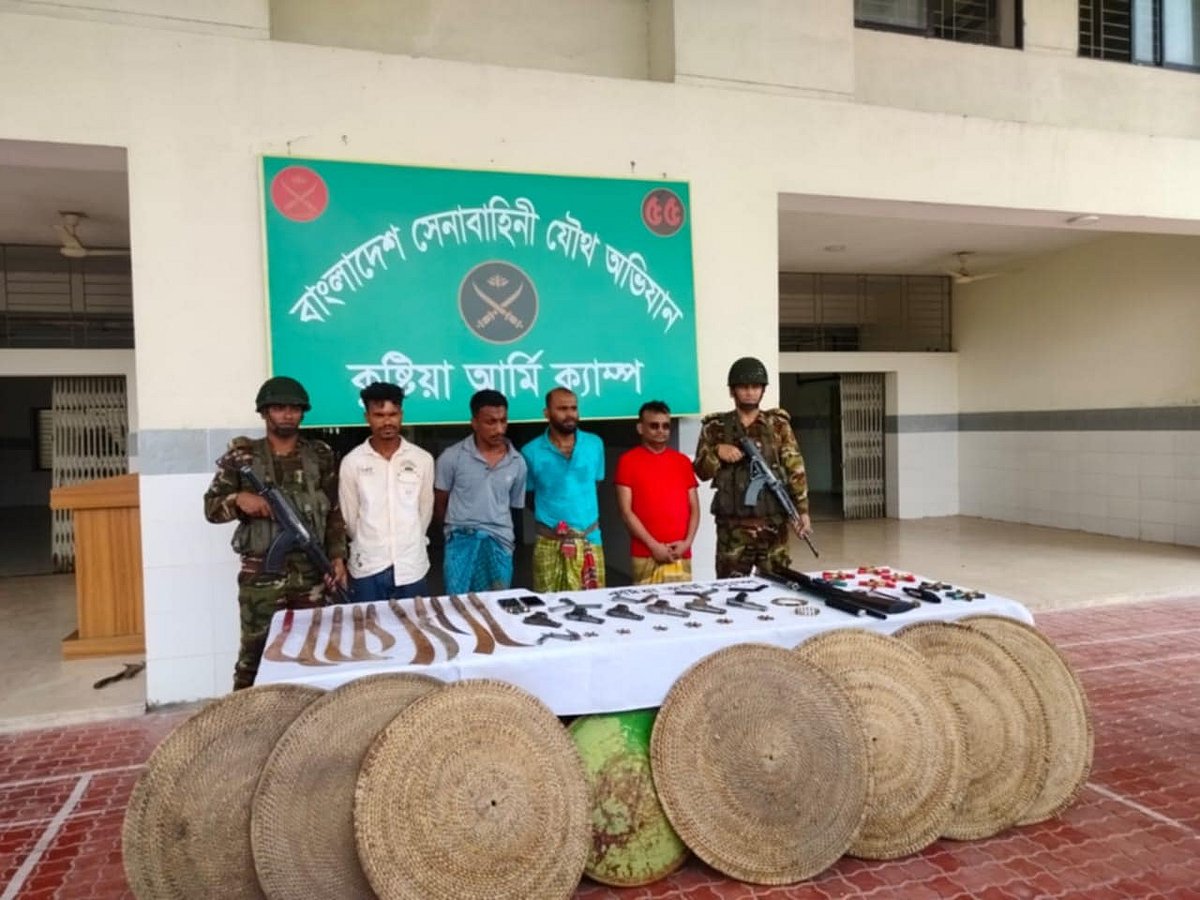 বৃহস্পতিবার রাতে কুষ্টিয়া সদর উপজেলার উজানগ্রাম ইউনিয়নের দুর্বাচারা গ্রামে অভিযান চালিয়ে চরমপন্থী সংগঠন গণমুক্তি ফৌজের শীর্ষ নেতা জাহাঙ্গীর কবির ওরফে লিপটনকে (লাল টি-শার্ট) তিন সহযোগীসহ গ্রেপ্তার করেছে সেনাবাহিনী