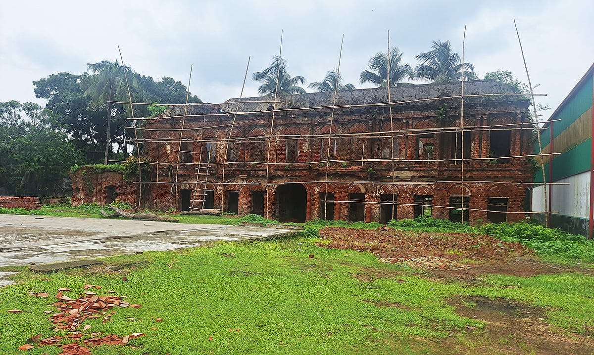 বরিশালের বাবুগঞ্জ উপজেলার ঐতিহ্যবাহী লাকুটিয়া জমিদারবাড়ি পুরোনো রূপে ফেরাতে শুরু হয়েছে সংস্কারকাজ