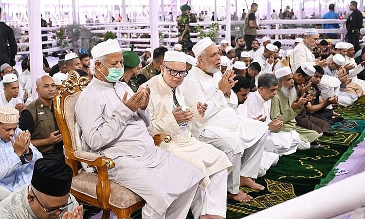 প্রধান উপদেষ্টা অধ্যাপক ড. মুহাম্মদ ইউনূস আজ শনিবার সকাল সাড়ে ৭টায় জাতীয় ঈদগাহ ময়দানে পবিত্র ঈদুল আজহার নামাজ আদায় করেন