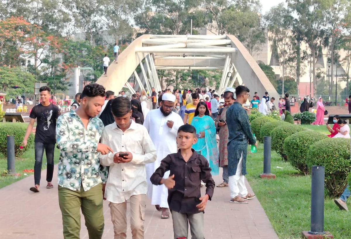 জিয়া উদ্যানে ঘুরতে এসেছেন অনেকেই। ঢাকা, ৭ জুন ২০২৫