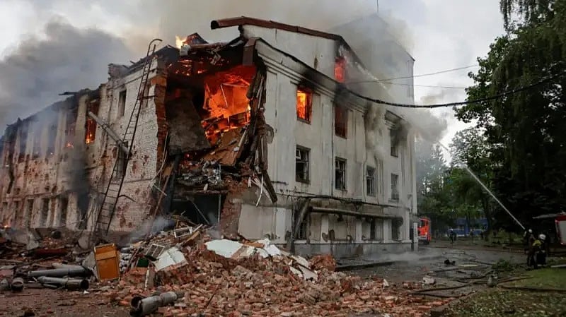 রাশিয়ার ড্রোন হামলার পর একটি ভবনে আগুন জ্বলতে দেখা যায়। খারকিভ, ইউক্রেন, ৭ জুন