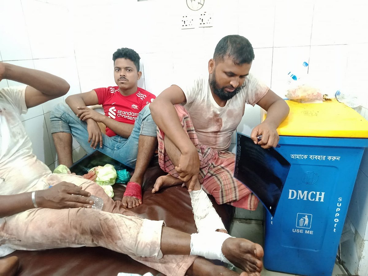 ঈদের দিন পশু কোরবানি ও মাংস কাটতে গিয়ে আহত কয়েকজন এসেছেন চিকিৎসা নিতে। শনিবার ঢাকা মেডিকেল কলেজ হাসপাতালের জরুরি বিভাগে
