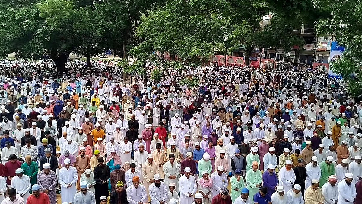 ঐতিহাসিক শোলাকিয়ায় ঈদুল আজহার জামাত। আজ শনিবার সকালে