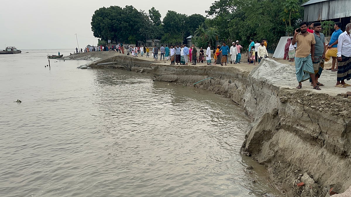পদ্মা সেতু প্রকল্প রক্ষা বাঁধে ভাঙন। আজ শনিবার শরীয়তপুরের জাজিরার নাওডোবা জিরো পয়েন্ট এলাকায়