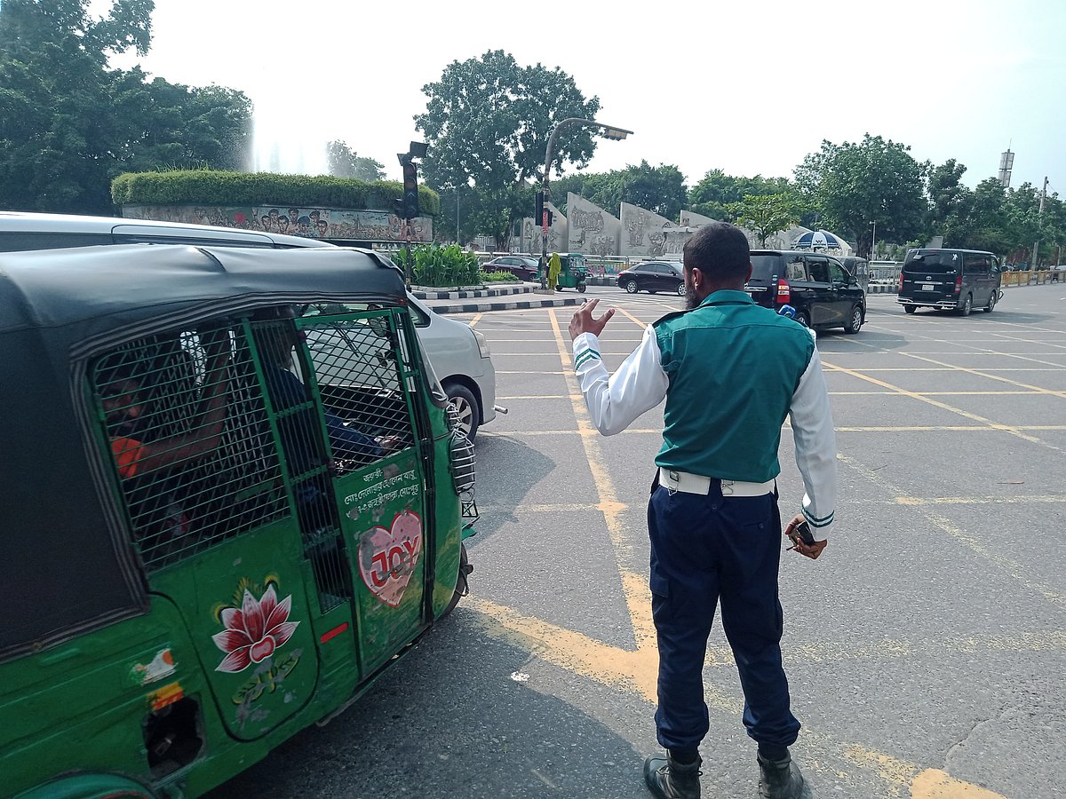 বিজয় সরণি মোড়ে দায়িত্ব পালন করছেন ট্রাফিক পুলিশের সদস্য। ঢাকা, ৭ জুন ২০২৫