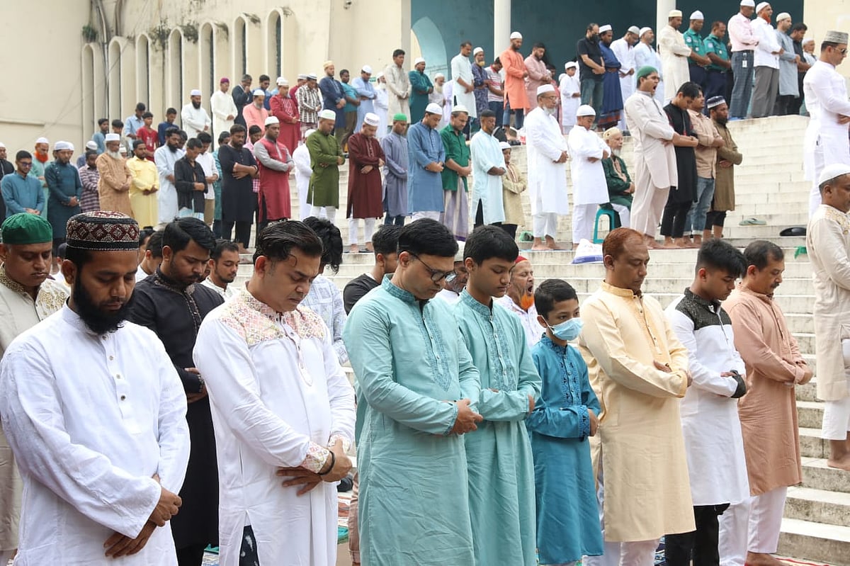 জাতীয় মসজিদ বায়তুল মোকাররমে পবিত্র ঈদুল আজহার নামাজ আদায় করেন মুসুল্লিরা। ৭ জুন সকালে