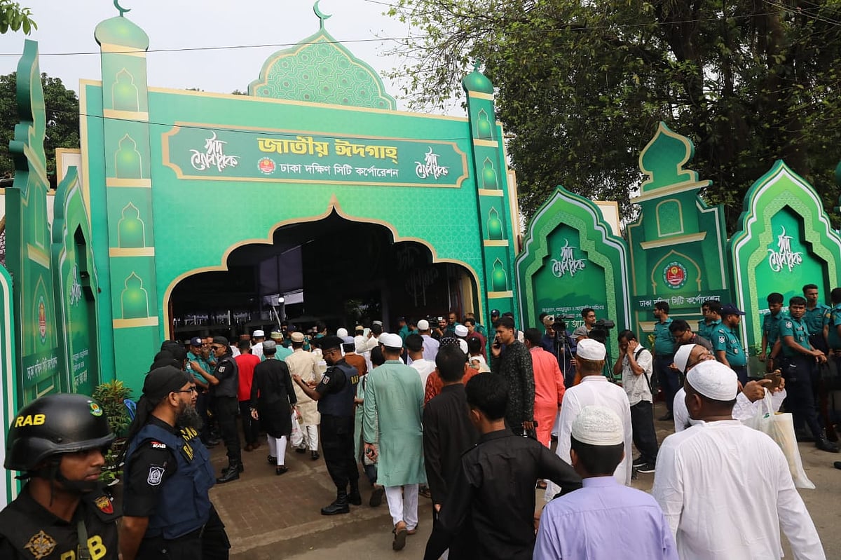 জাতীয় ঈদগাহে পবিত্র ঈদুল আজহার নামাজ আদায় করতে প্রবেশ করছেন মুসুল্লিরা। ঢাকা, ৭ জুন ২০২৫