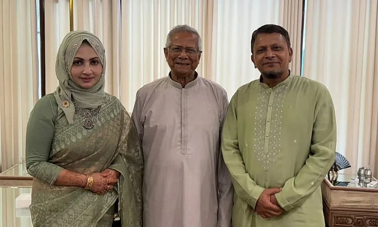 প্রধান উপদেষ্টা অধ্যাপক মুহাম্মদ ইউনূসের সঙ্গে সস্ত্রীক সাক্ষাৎ করেন নৌবাহিনীর প্রধান অ্যাডমিরাল এম নাজমুল হাসান। আজ শনিবার রাষ্ট্রীয় অতিথি ভবন যমুনায়